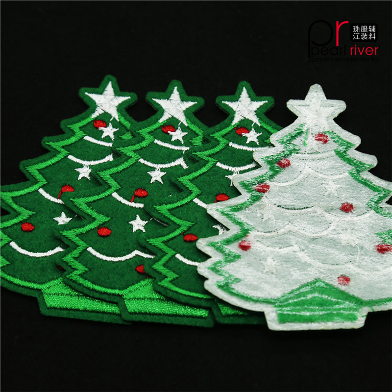 Výšivka zelený vánoční stromeček s lepidlem na zadní stranu pro dekorace